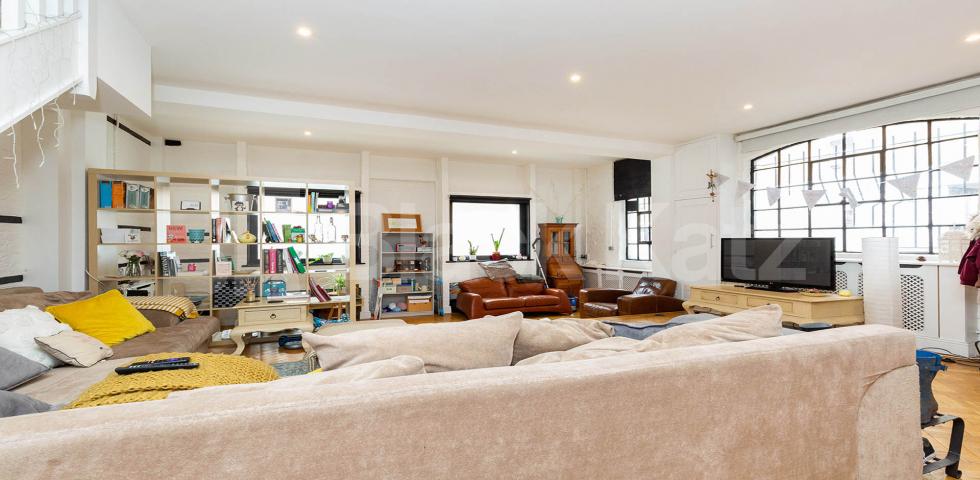Stunning spacious 3 bed 2 bath with a huge lounge in Kentish Town. Highgate Road, Kentish Town